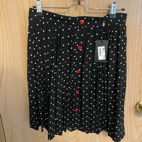 Black polka dot skirt with cute red heart buttons - Picture 3 of 4